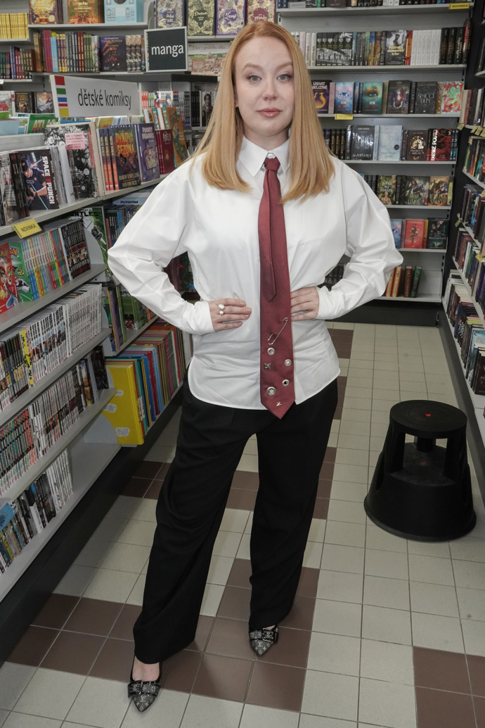 Pánský nádech propůjčil looku herečky Aleny Dolákové kravata n bílé košili