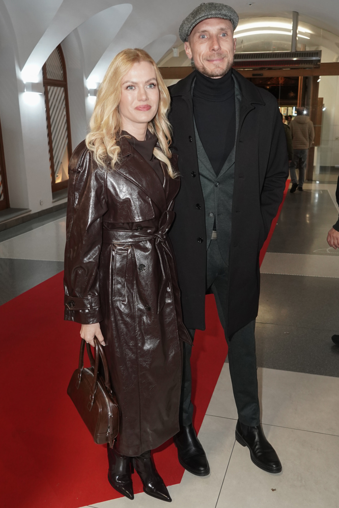 Gabriela Soukalová nosí dlouhý kožený kabát v tmavě hnědé barvě.  