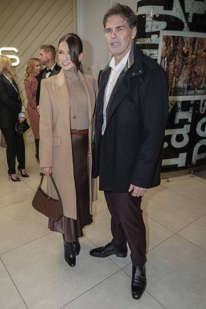 Partnerka Jaromíra Jágra, Dominika Branišová, si potrpí na klasiku, ke které ladí tmavě hnědé doplňky. 