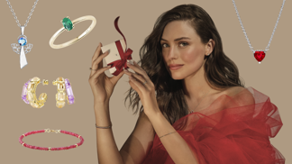 Nejtřpytivější dárky na Vánoce 2025: Našli jsme 30 trendy šperků i s tipy, podle čeho vybrat ten pravý