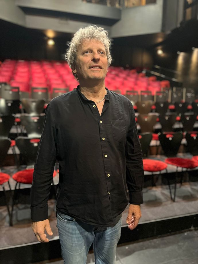 David Prachař aktuálně se svým Divadlem Verze zkouší novou hru Dědictví. 