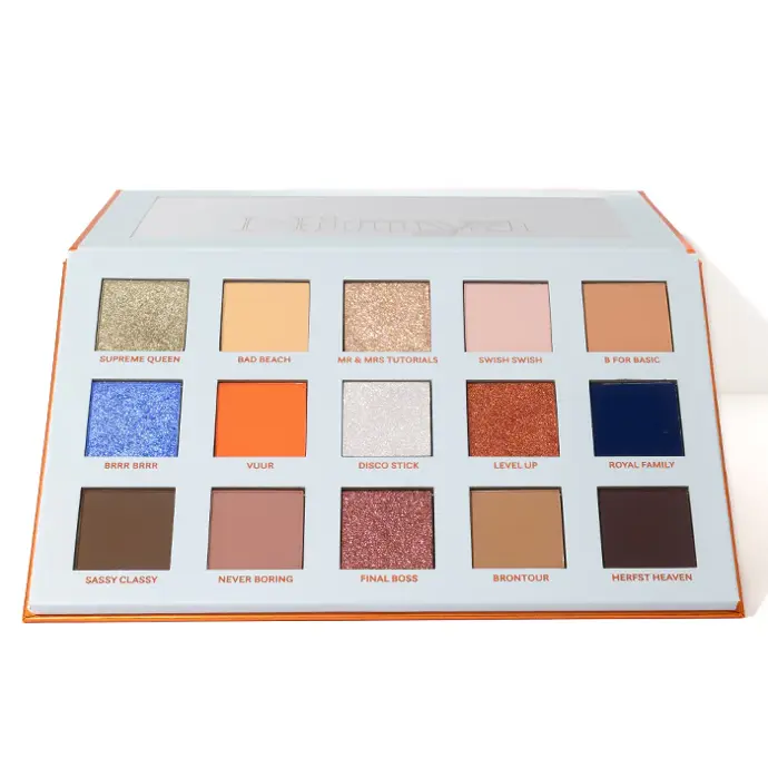 Stejně tak doporučuji Nimya paletku, která vypadá divoce, ale najdete v ní všechny stíny, které potřebujete jak na denní nenápadné líčení, tak i ulítlejší barvy pro dny, kdy se na ně cítíte. 