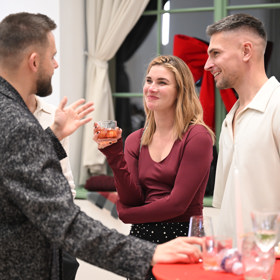 Žaneta se dívala na Vincenta.