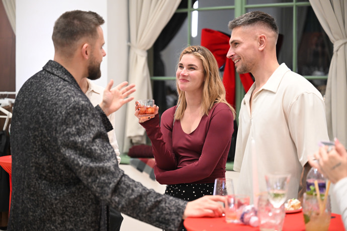 Žaneta se dívala na Vincenta.