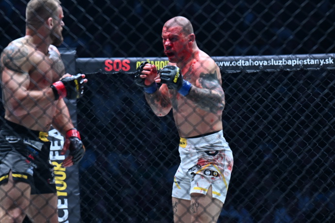 Pukač měl celý obličej od krve.