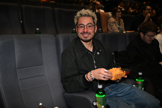 Mirai Navrátil překvapivě na promítání Zrádců. 