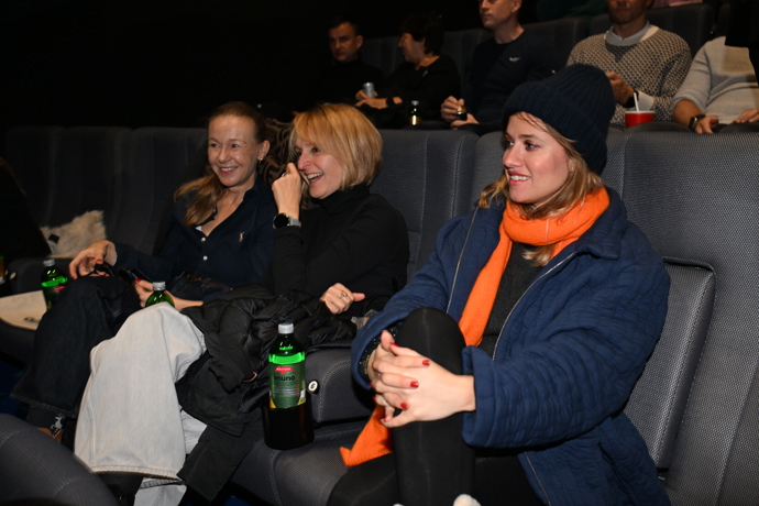 Emma Smetana byla ve svém kulichu i v kině.