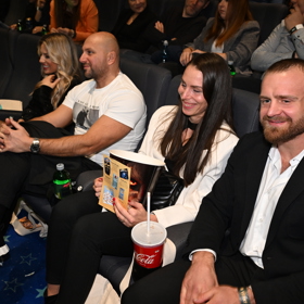 Patrik Kincl se svou ženou na promítání.