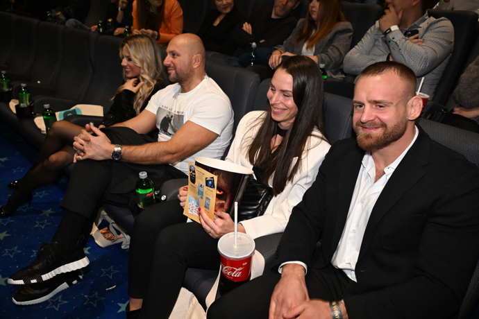 Patrik Kincl se svou ženou na promítání.