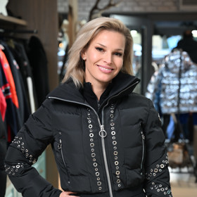 Petra Svoboda s úsměvem od ucha k uchu.