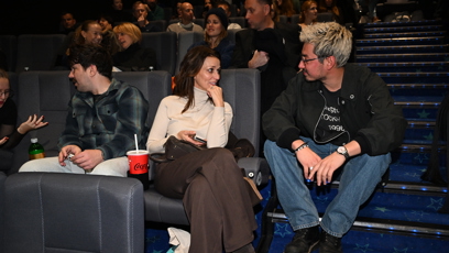 FOTO: Mirai Navrátil si sednoul na schody aby pokecal s Adélou Gondíkovou.