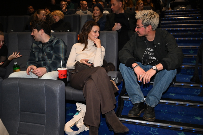 Mirai Navrátil si sednoul na schody aby "pokecal" s Adélou Gondíkovou.