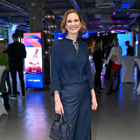 Televizní rosnička vsadila na komplet v tmavě modré barvě.