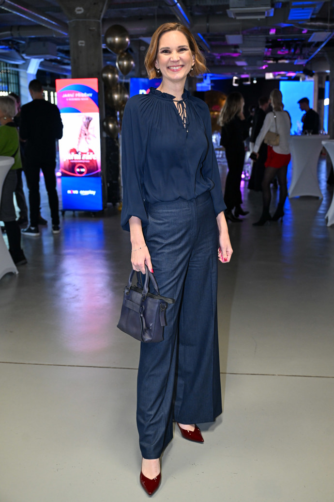 Televizní rosnička vsadila na komplet v tmavě modré barvě. 