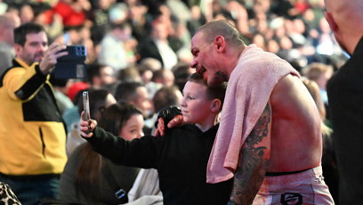 FOTO: Pukač se i přes rozmlácený obličej fotil s fanoušky.