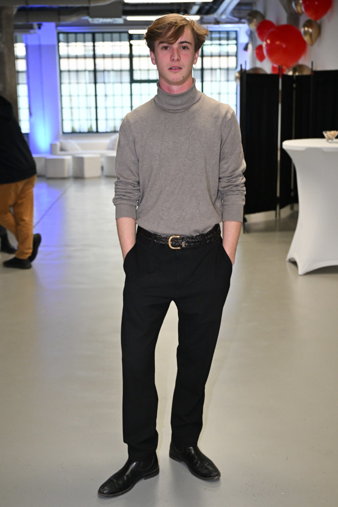 Maxmilián Dolanský si vystačil s šedým rolákem a černými kalhotami. 