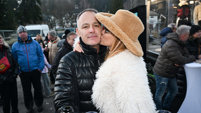 FOTO: Andrea Verešová dala svému manželovi pusu na tvář.