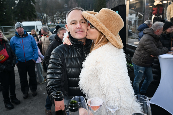 Andrea Verešová dala svému manželovi pusu na tvář.