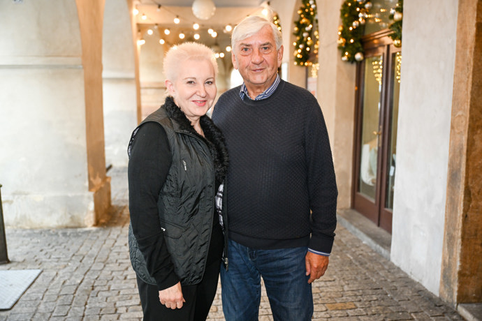 Eva Urbanová a Miroslav Donutil ve společnosti. 