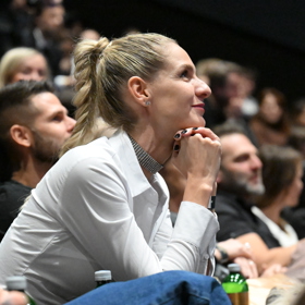 Mia sleduje své grandfinále.