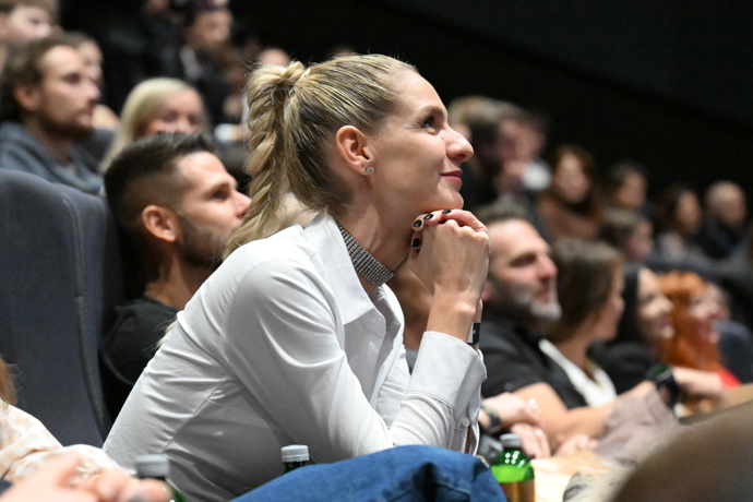 Mia sleduje své grandfinále.