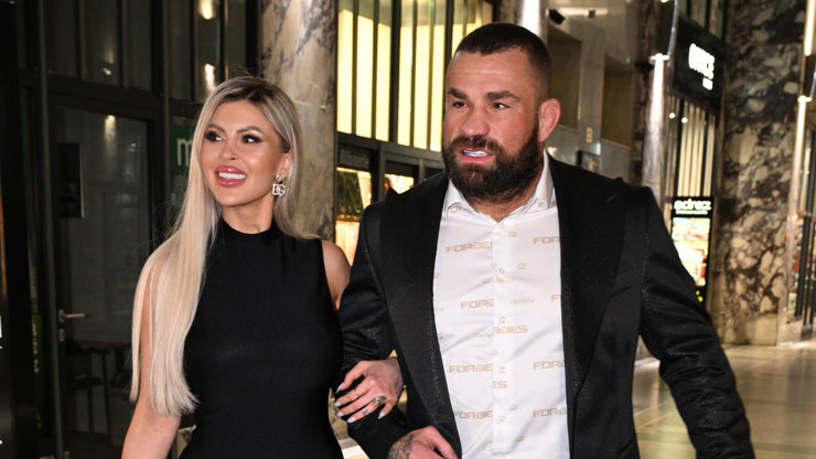 Lela s Karlosem při příchodu na otevíračku nové restaurace v centru Prahy Asian Fusion.