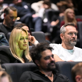 Ondřej se ženou na promítání Zrádců.