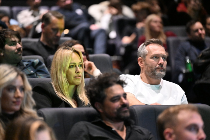 Ondřej se ženou na promítání Zrádců.