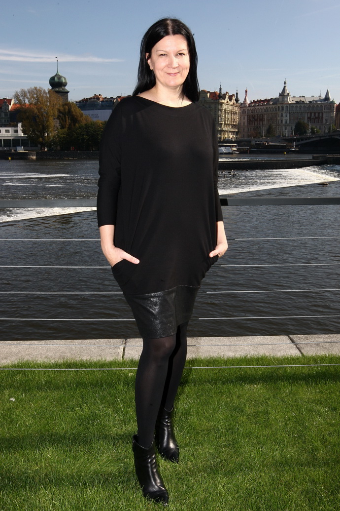 V tu dobu milovnice černé a minimalismu rozjížděla svůj byznys jako módní návrhářka.