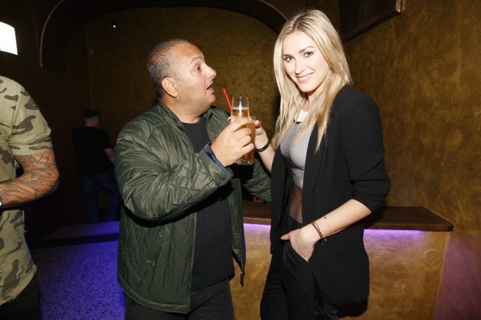 Tenkrát vzal na skleničku i krásnou Zorku Hejdovou. 