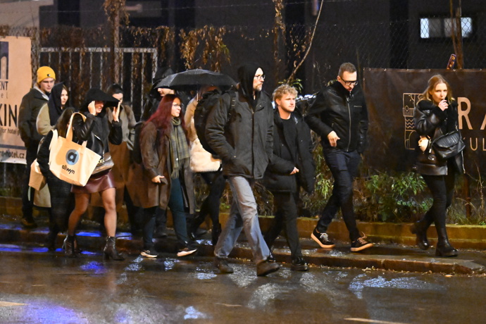 Účastníci Zrádců po skončení promítání zavítali na afterparty.