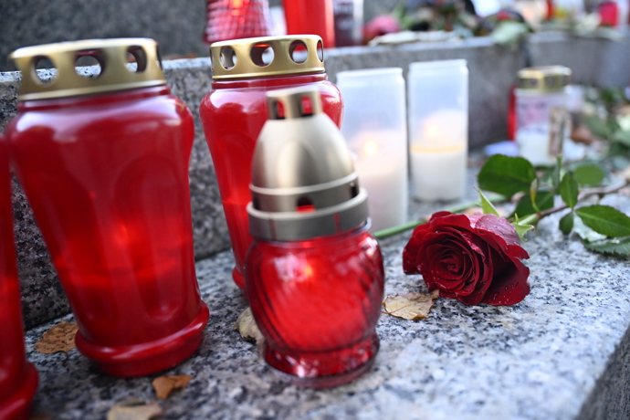 Pieta před budovou rádia Evropa 2 za Patrika Hezuckého.