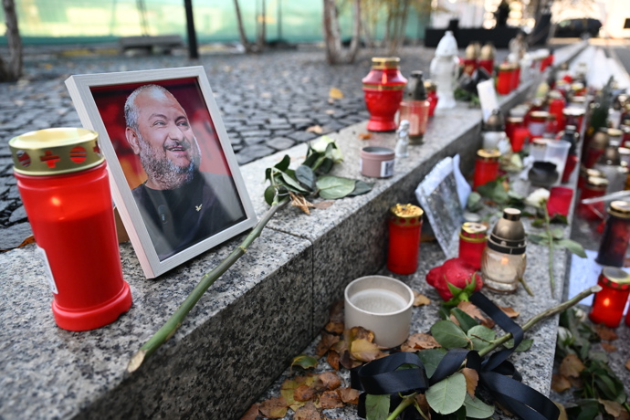 Pieta před budovou rádia Evropa 2 za Patrika Hezuckého.