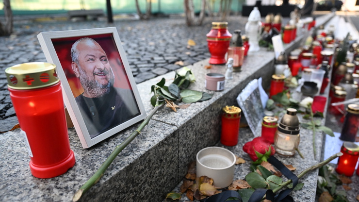 Pieta před budovou rádia Evropa 2 za Patrika Hezuckého.