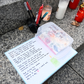 Pieta před budovou rádia Evropa 2 za Patrika Hezuckého.