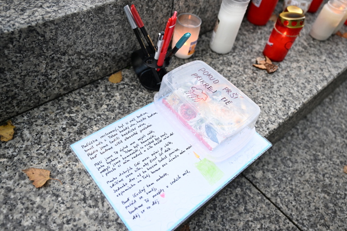 Pieta před budovou rádia Evropa 2 za Patrika Hezuckého.