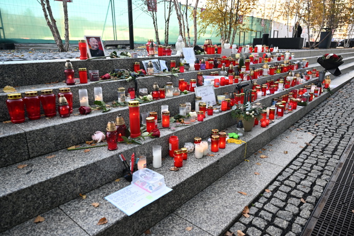 Pieta před budovou rádia Evropa 2 za Patrika Hezuckého.