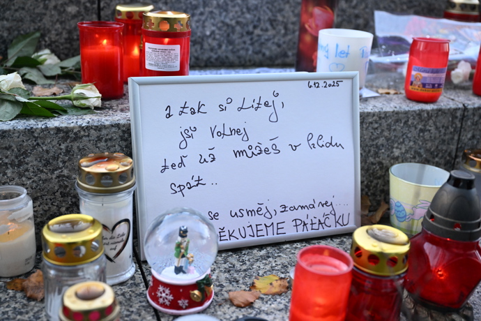 Pieta před budovou rádia Evropa 2 za Patrika Hezuckého.