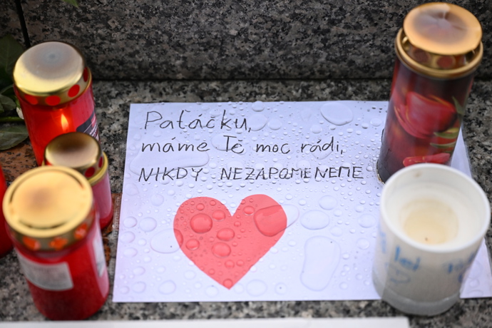 Pieta před budovou rádia Evropa 2 za Patrika Hezuckého.