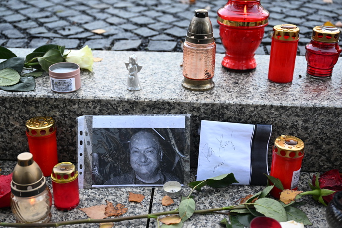 Pieta před budovou rádia Evropa 2 za Patrika Hezuckého.