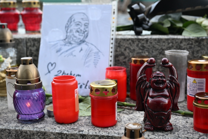 Pieta před budovou rádia Evropa 2 za Patrika Hezuckého.