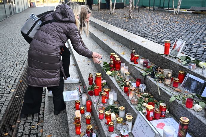 Pieta před budovou rádia Evropa 2 za Patrika Hezuckého.