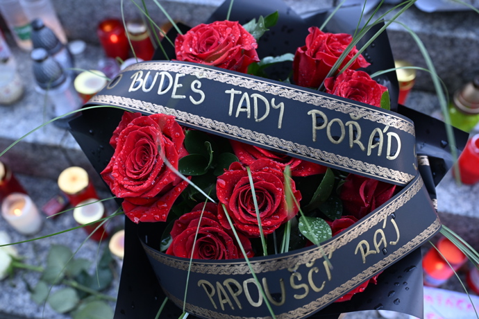 Pieta před budovou rádia Evropa 2 za Patrika Hezuckého.