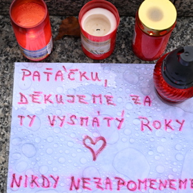 Pieta před budovou rádia Evropa 2 za Patrika Hezuckého.