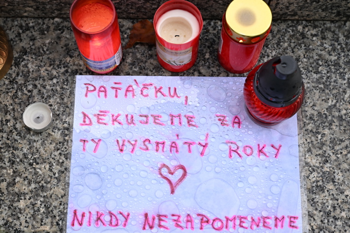 Pieta před budovou rádia Evropa 2 za Patrika Hezuckého.