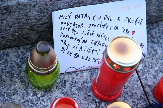 Pieta před budovou rádia Evropa 2 za Patrika Hezuckého.