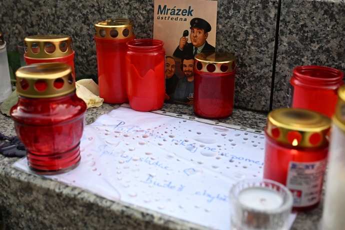 Pieta před budovou rádia Evropa 2 za Patrika Hezuckého.