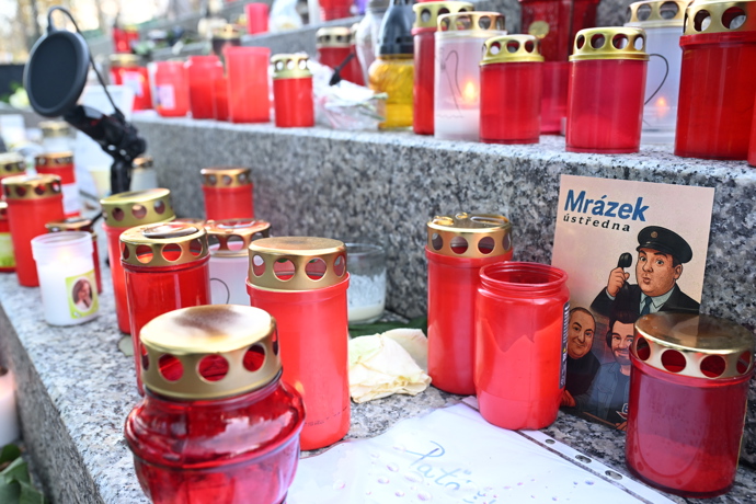 Pieta před budovou rádia Evropa 2 za Patrika Hezuckého.