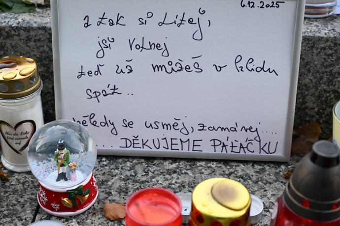 Pieta před budovou rádia Evropa 2 za Patrika Hezuckého.