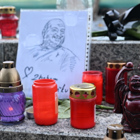 Pieta před budovou rádia Evropa 2 za Patrika Hezuckého.